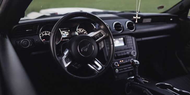 Zajeďte si ve Fordu Mustang: jízdy na 15–60 min. se zkušeným instruktorem