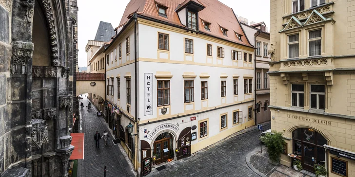 Historický hotel u Staromáku: až 5 nocí na úrovni, snídaně, drink a 60 min. v loďce na Vltavě