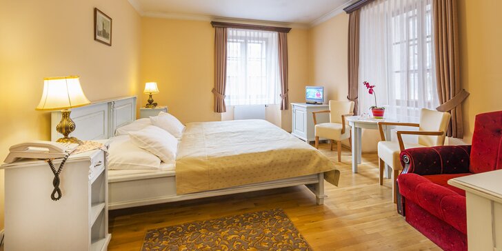 Historický hotel u Staromáku: až 5 nocí na úrovni, snídaně, drink a 60 min. v loďce na Vltavě