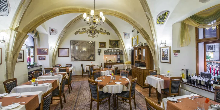 Historický hotel u Staromáku: až 5 nocí na úrovni, snídaně, drink a 60 min. v loďce na Vltavě
