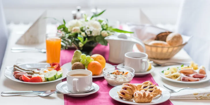 4* relax ve Varech: hotel u Mlýnské kolonády, snídaně a neomezený wellness