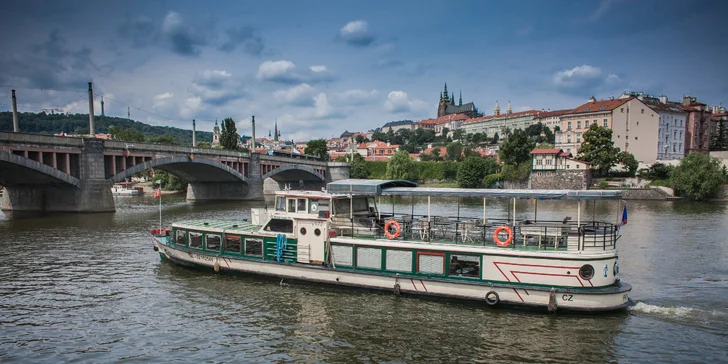 Výletní lodě na Vltavě v Praze jsou v provozu po celý rok, v létě jsou dokonce klimatizované.
