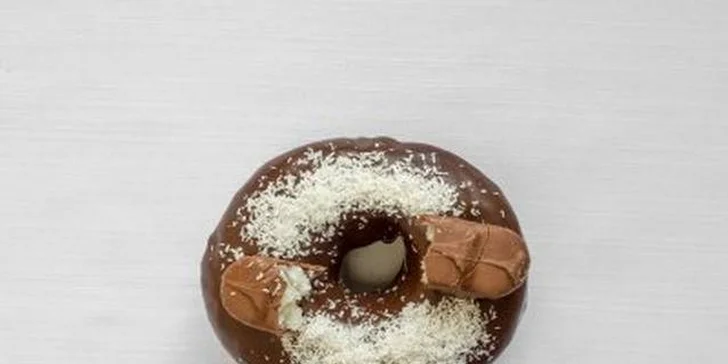 Donut či dva a káva k tomu v pardubickém OC Atrium: espresso i cappuccino, plněné a neplněné dezerty