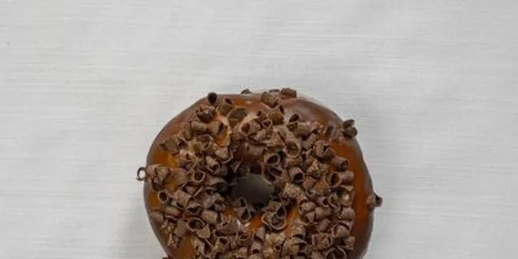 Donut či dva a káva k tomu v pardubickém OC Atrium: espresso i cappuccino, plněné a neplněné dezerty