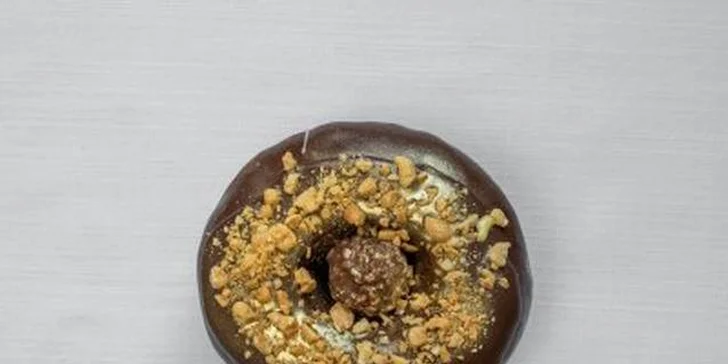 Donut či dva a káva k tomu v pardubickém OC Atrium: espresso i cappuccino, plněné a neplněné dezerty