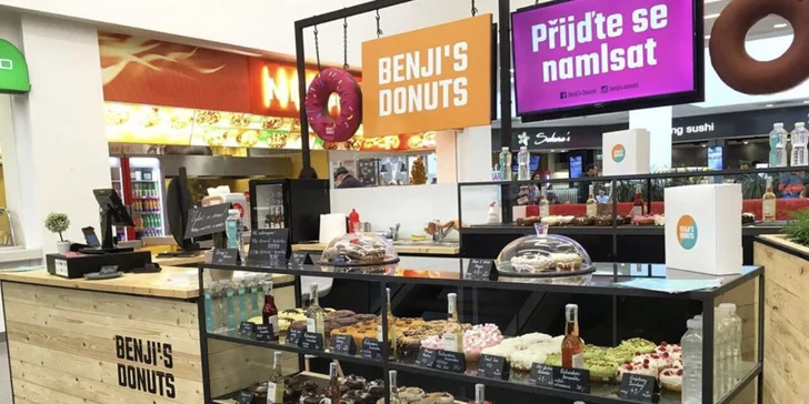 Donut či dva a káva k tomu v pardubickém OC Atrium: espresso i cappuccino, plněné a neplněné dezerty