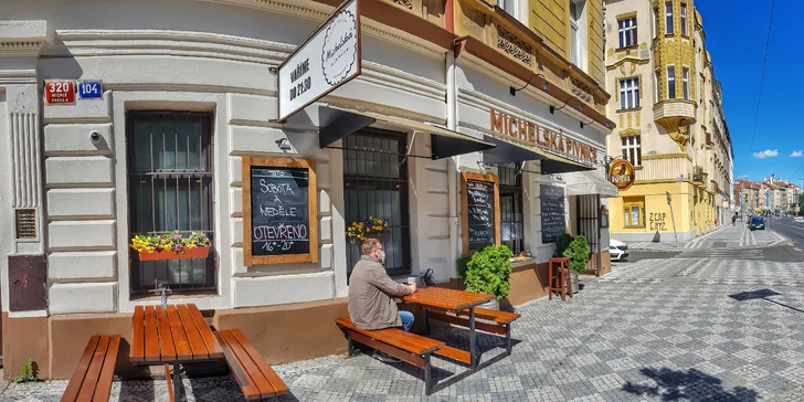 Pořádný burger: výběr ze 3 druhů, 200 g hovězího masa a hranolky
