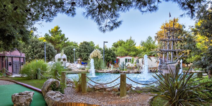 Letní dovolená v Chorvatsku: hotel u bílé pláže, venkovní bazény i varianty s wellness
