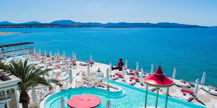 Letní dovolená v Chorvatsku: hotel u bílé pláže, venkovní bazény i varianty s wellness