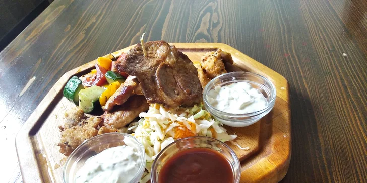 Masová pyramida pro 4–6 osob: 1 kg grilovaného masa, zelenina a hranolky