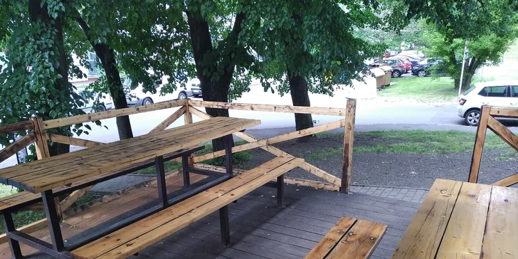 Masová pyramida pro 4–6 osob: 1 kg grilovaného masa, zelenina a hranolky