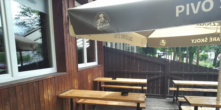 Masová pyramida pro 4–6 osob: 1 kg grilovaného masa, zelenina a hranolky