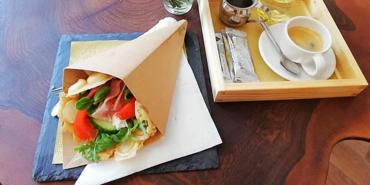 Sladká či slaná bublinková vafle s kávou nebo domácí limonádou
