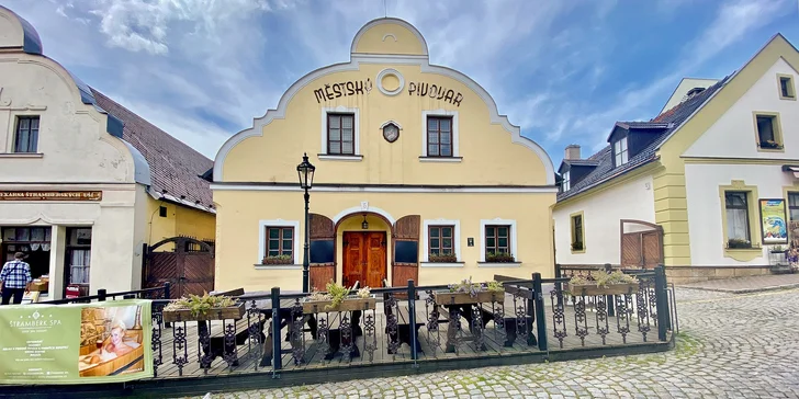 Pro milovníky masa a zlatavého moku: 600 g pečeného kolena a 2 pivní speciály na zapití