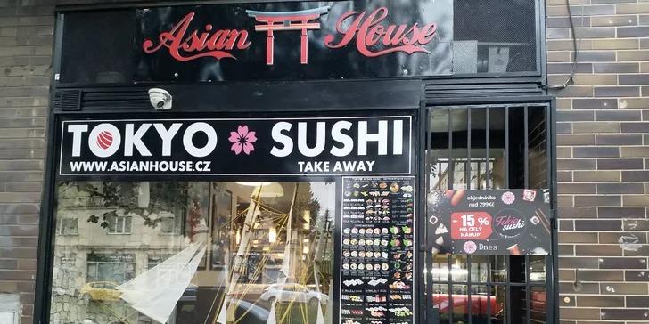 Pestré sushi sety s sebou: 24 ks nebo až 81 kousků i s polévkou a salátem