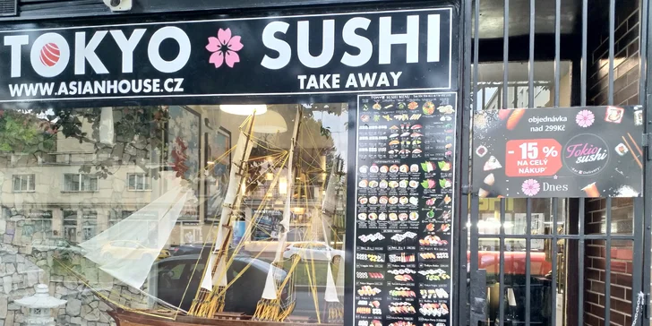 Pestré sushi sety s sebou: 24 ks nebo až 81 kousků i s polévkou a salátem