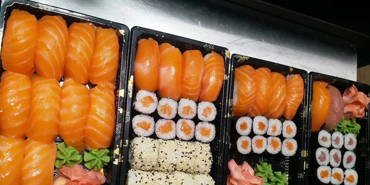 Pestré sushi sety s sebou: 24 ks nebo až 81 kousků i s polévkou a salátem