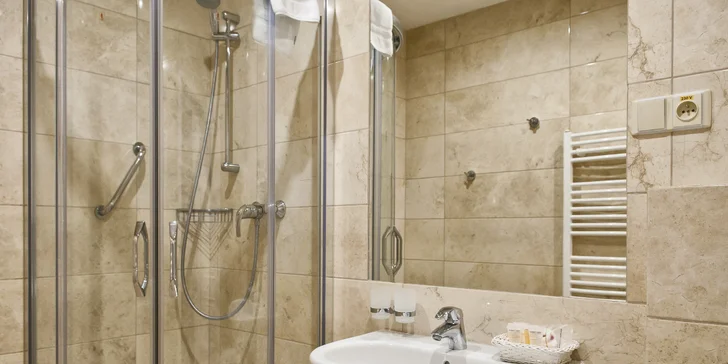 4* relax ve Varech: hotel u Mlýnské kolonády, jídlo a neomezený wellness
