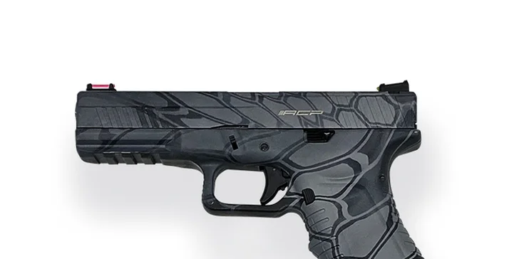 1–2 hodiny na laserové střelnici pro neomezený počet pistolníků: výběr ze 16 zbraní a 9 různých her