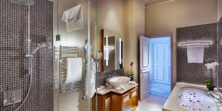 Luxusní hotel v centru Prahy: zahradní restaurace a neomezený vstup do wellness