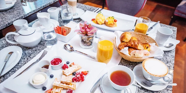 Luxusní hotel v centru Prahy: zahradní restaurace a neomezený vstup do wellness