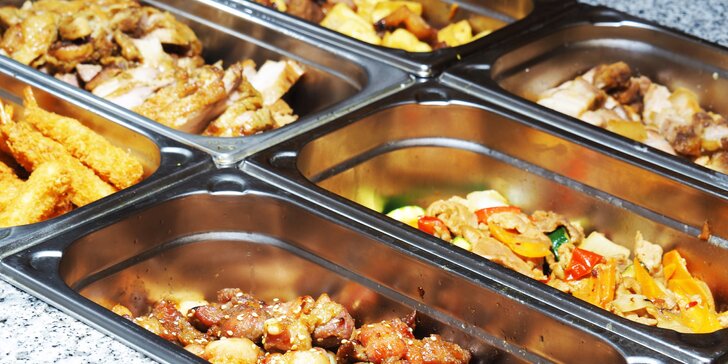 Vietnamský obědový bufet: talíř plný specialit, co se na něj vejde, k tomu polévka