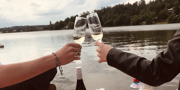 Piknik pro dva u Jedovnic i s půjčením koloběžek: koš plný jídla a pití, alko či nealko