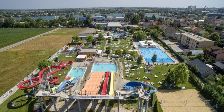 Celodenní vstup do AQUAPARKU Senec: 12 bazénů, tobogany a skluzavky