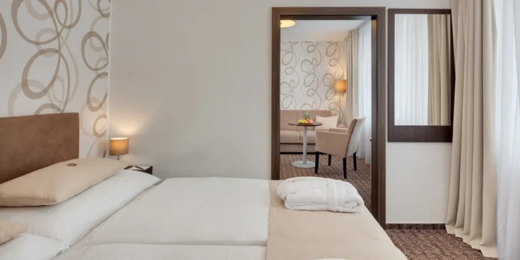 Dovolená kousek od Konopiště: moderní junior suite se snídaní, kávou a spoustou výletů