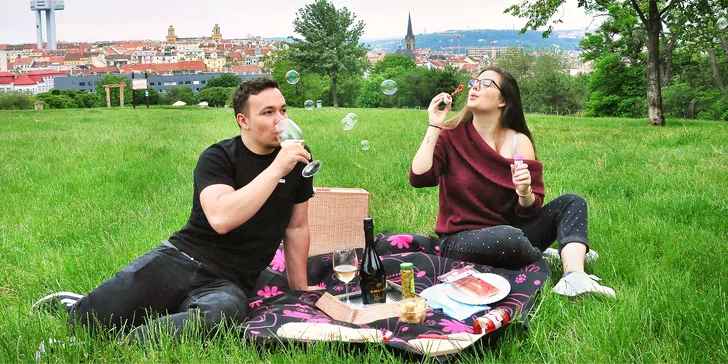 Vyrazte na piknik: lahev vína či prosecca, miniřízečky, pečené kuře i španělské delikatesy