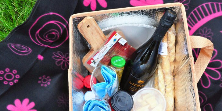 Vyrazte na piknik: lahev vína či prosecca, miniřízečky, pečené kuře i španělské delikatesy