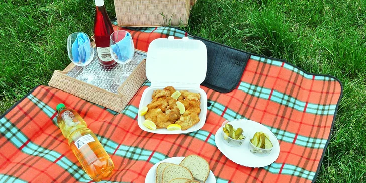 Vyrazte na piknik: lahev vína či prosecca, miniřízečky, pečené kuře i španělské delikatesy