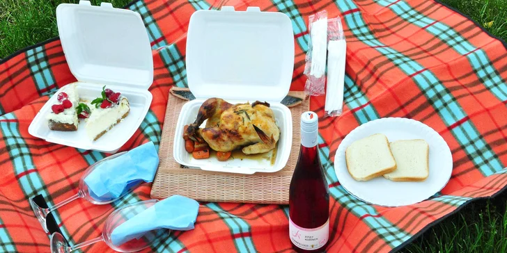 Vyrazte na piknik: lahev vína či prosecca, miniřízečky, pečené kuře i španělské delikatesy