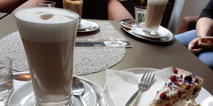 Oslaďte si život: káva a dezert v Atrium Café podle výběru pro 1 i 2 osoby