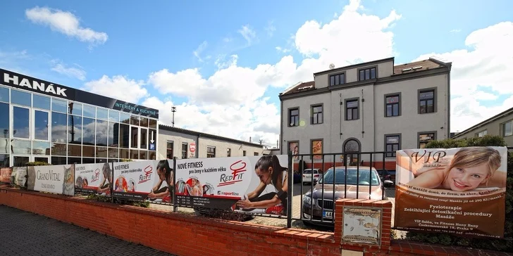 Svůj vůz můžete nechat přímo před fitkem.