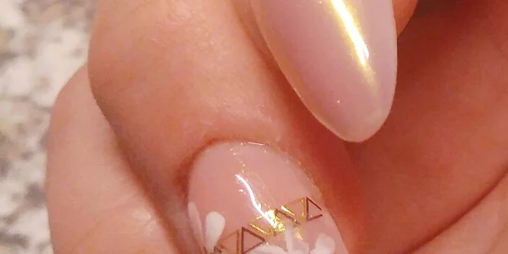 Pro nehty jako z reklamy: manikúra P-Shine, zpevnění nebo modeláž