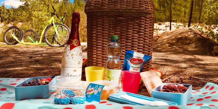 Piknik pro dva u Jedovnic i s půjčením koloběžek: koš plný jídla a pití, alko či nealko