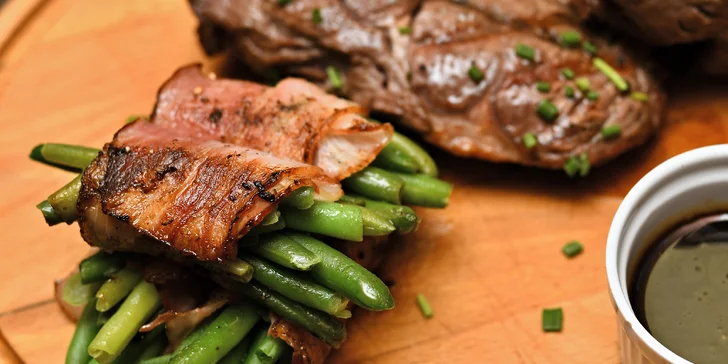 Steakové menu pro dva: filet mignon a rib-eye, přílohy, omáčky a víno