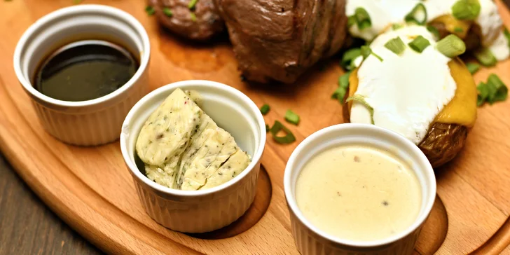 Steakové menu pro dva: filet mignon a rib-eye, přílohy, omáčky a víno
