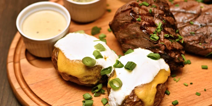 Steakové menu pro dva: filet mignon a rib-eye, přílohy, omáčky a víno