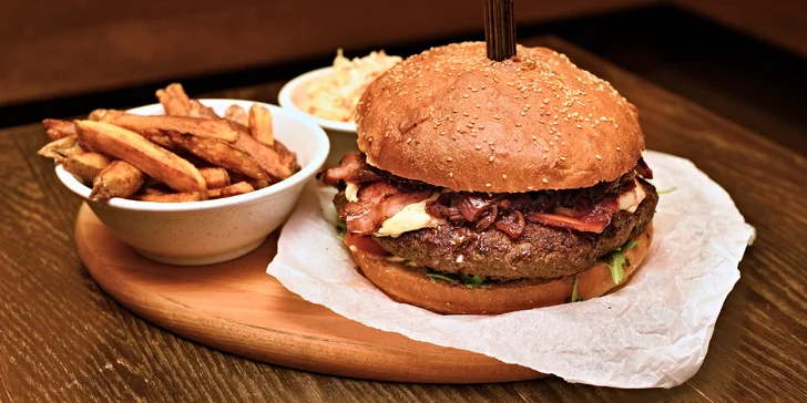 Jídlo pro partu: kilový burger podle výběru a sleva na čepované pivo