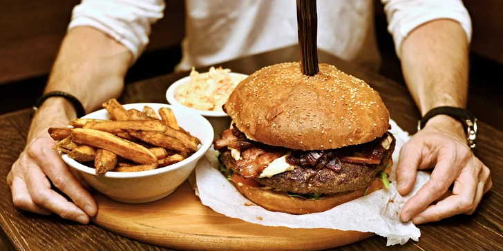 Jídlo pro partu: kilový burger podle výběru a sleva na čepované pivo