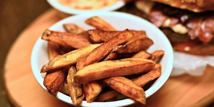 Jídlo pro partu: kilový burger podle výběru a sleva na čepované pivo