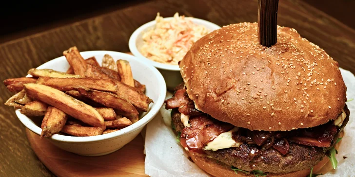 Jídlo pro partu: kilový burger podle výběru a sleva na čepované pivo