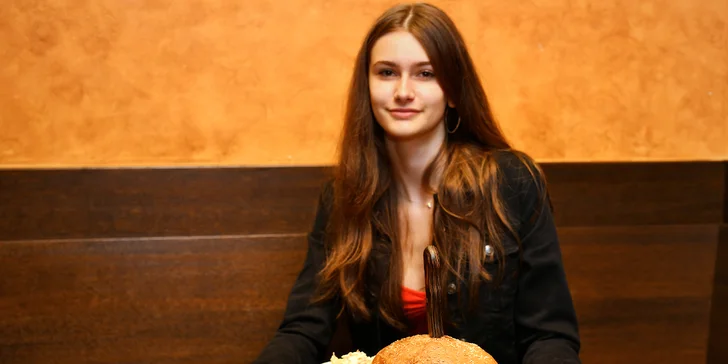 Jídlo pro partu: kilový burger podle výběru a sleva na čepované pivo
