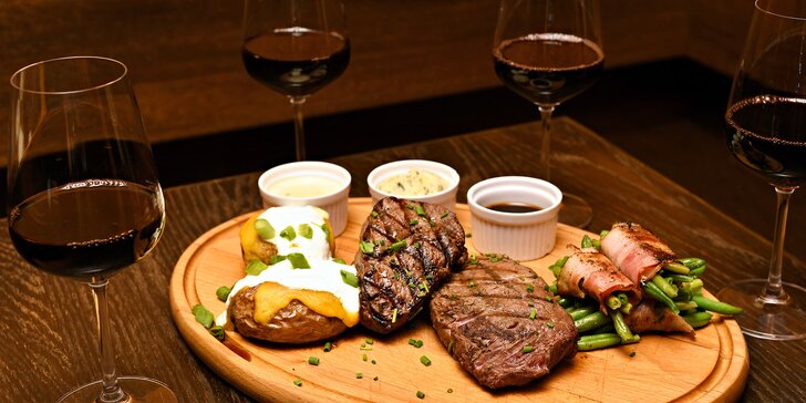 Steakové menu pro dva: filet mignon a rib-eye, přílohy, omáčky a víno