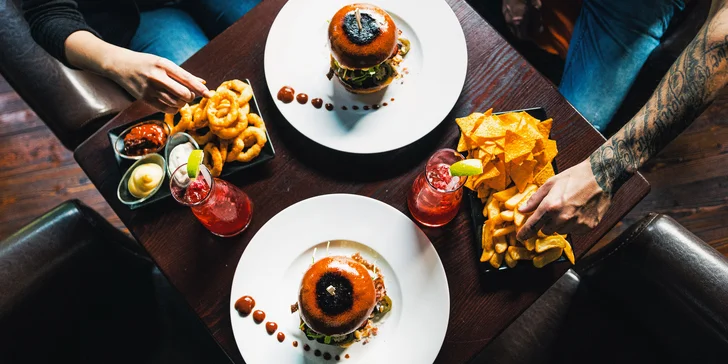 Bašta pro dva: hovězí burger, hranolky, nachos a cibulové kroužky, tři omáčky i domácí limonáda