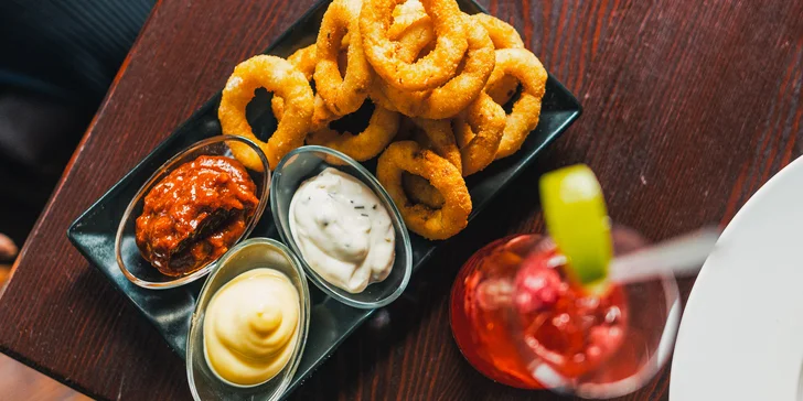 Bašta pro dva: hovězí burger, hranolky, nachos a cibulové kroužky, tři omáčky i domácí limonáda