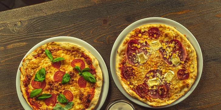 Zažeňte hlad a taky žízeň: dvě pizzy z výběru 15 druhů, k tomu klidně i pivo