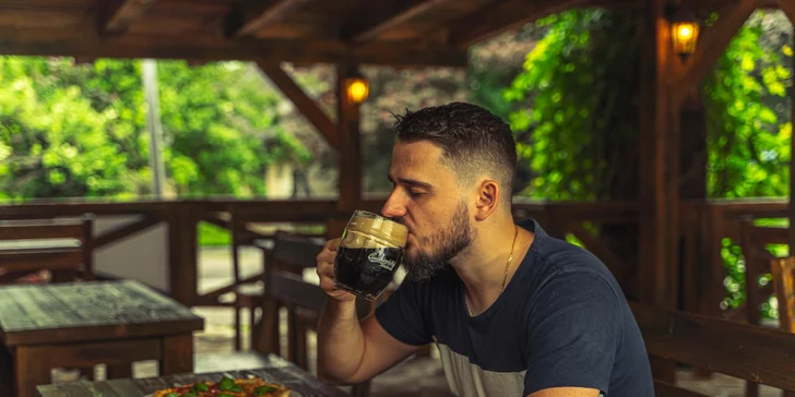 Zažeňte hlad a taky žízeň: dvě pizzy z výběru 15 druhů, k tomu klidně i pivo